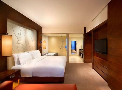 Grand-Suite-King_bedroom20120731